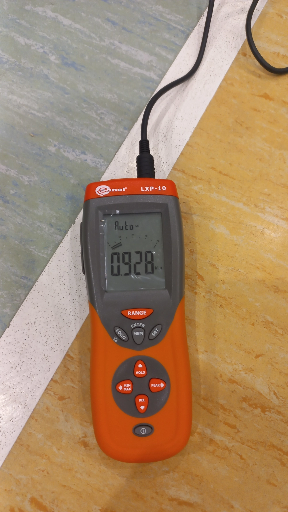 Pomiar natężenia oświetlenia wykonywany ręcznym luksomierzem