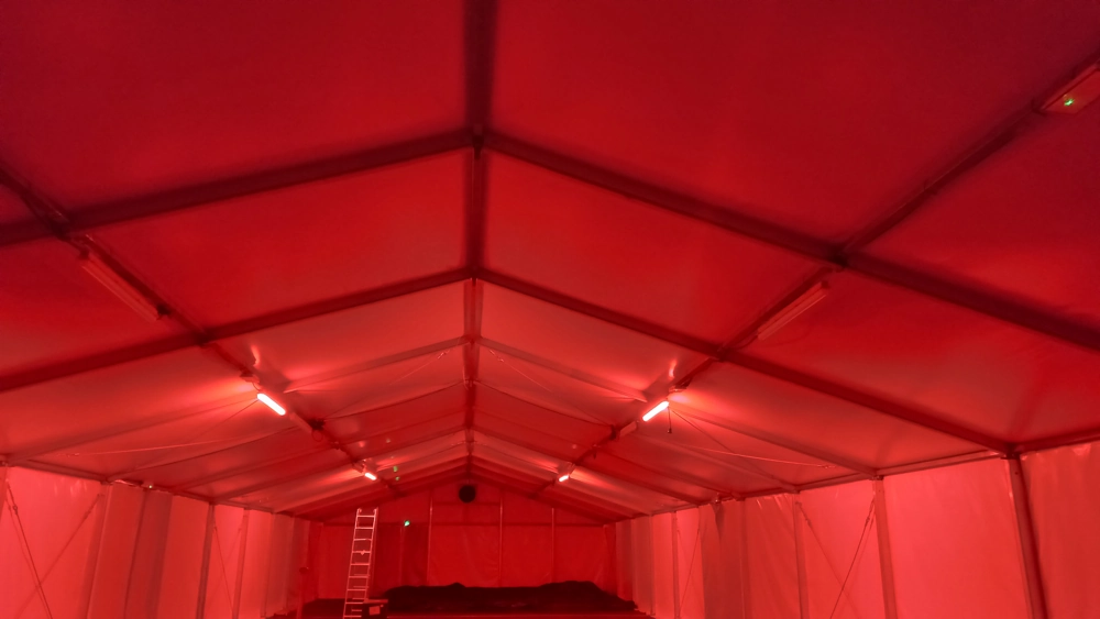 Wnętrze namiotu z czerwonym oświetleniem LED i zamontowanymi liniowymi oprawami, montaż oświetlenia