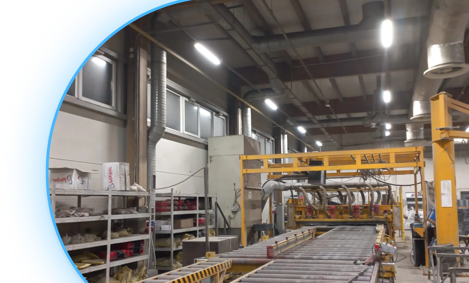 Hala produkcyjna z przenośnikiem rolkowym, w której zamontowano lampy do hali produkcyjnej LED