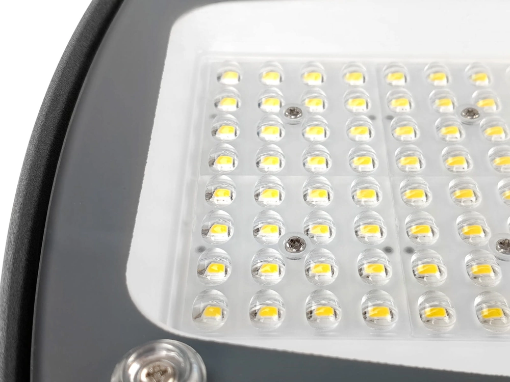Zbliżenie matrycy diod w metalowej obudowie oprawy LED, ukazujące precyzyjne rozmieszczenie źródeł światła w panelu