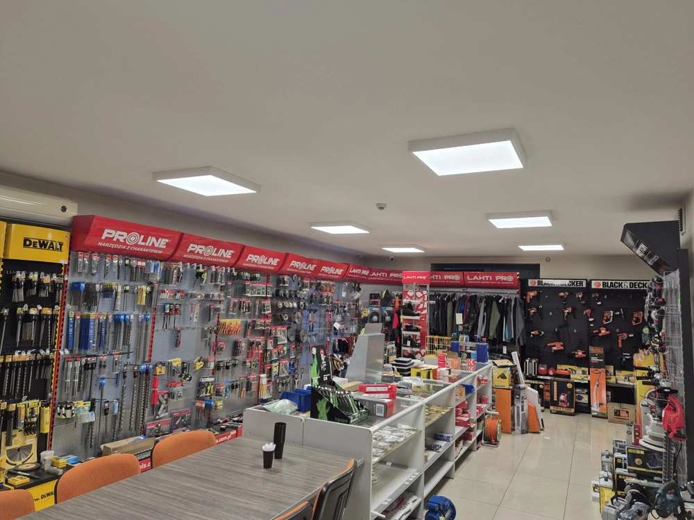 Wnętrze sklepu z narzędziami podświetlone sufitowymi panelami LED – oświetlenie sklepu