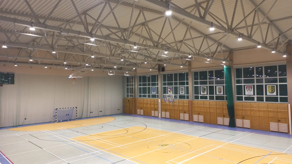 Oświetlenie obiektów sportowych – hala sportowa z zamontowanym oświetleniem LED zapewniającym równomierne światło na boisku