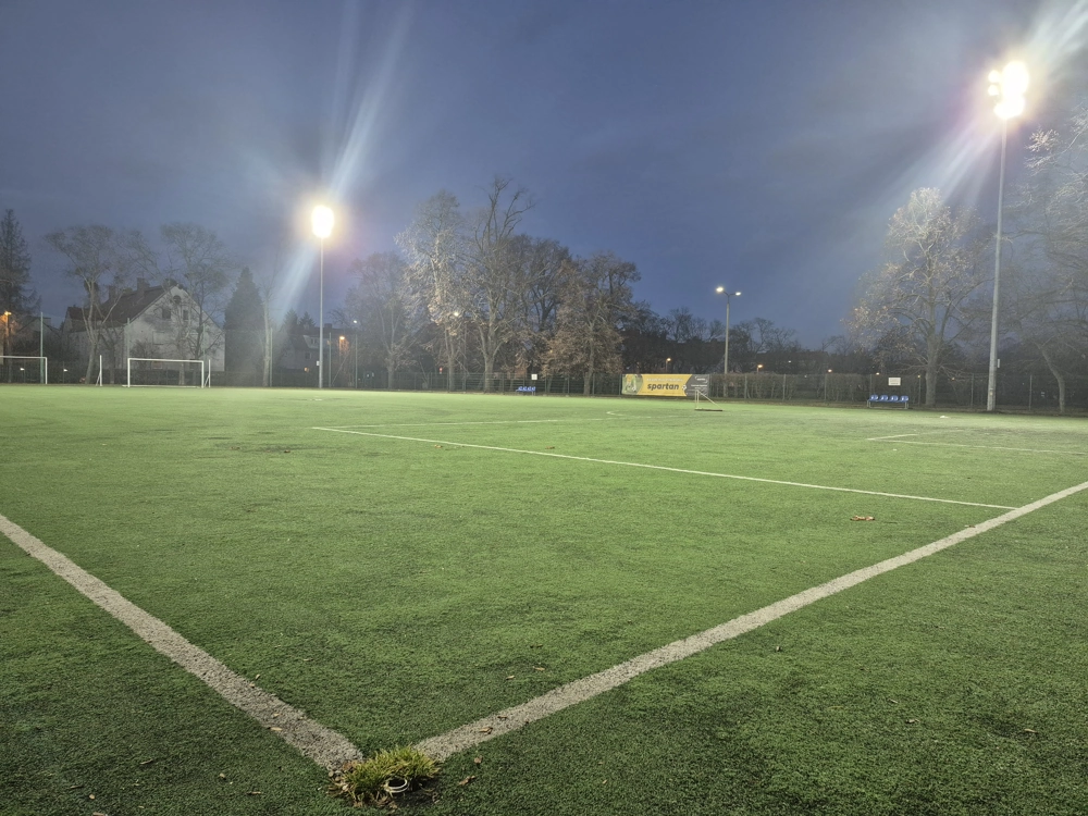 Boisko piłkarskie oświetlone naświetlaczami LED na słupach