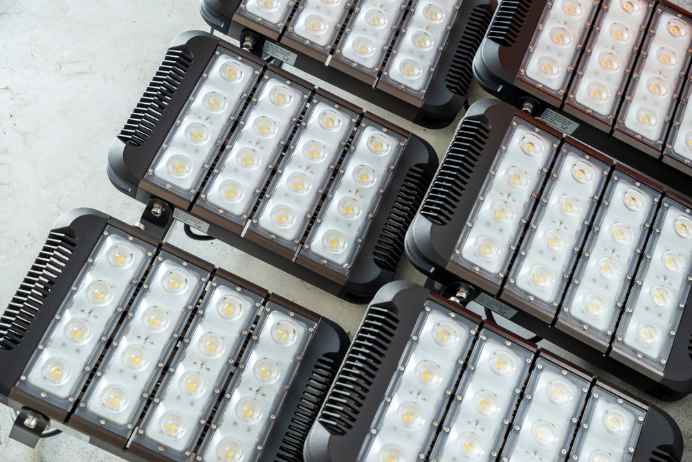 zwarte modułowe oprawy LED z kilkoma soczewkami i radiatorami Naświetlacze led