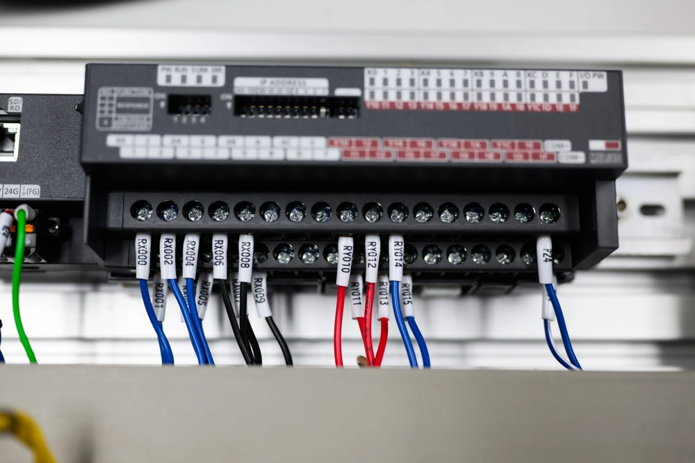 Rozdzielnice elektryczne z modułem zacisków i oznakowanymi przewodami sterującymi