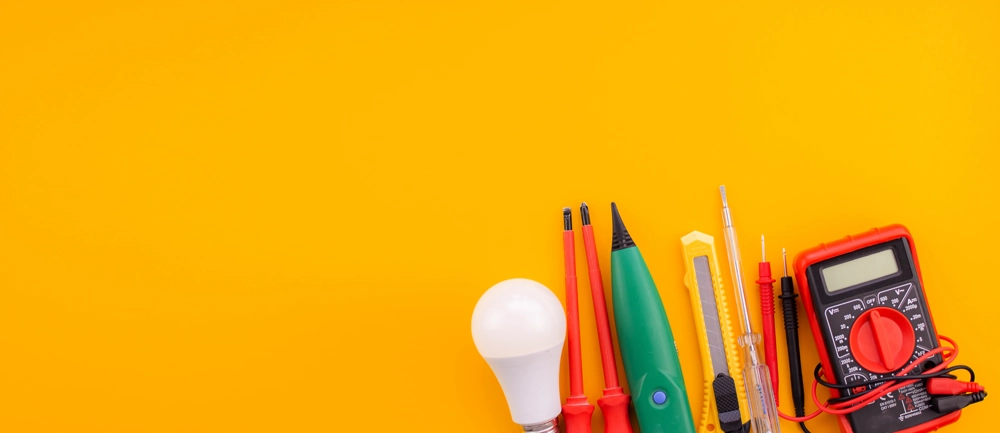 Zestaw narzędzi elektrycznych oraz żarówka LED do montażu oświetlenia