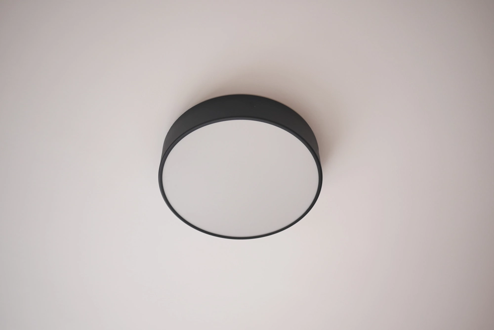 Czarny plafon sufitowy LED zamontowany pod sufitem – Plafony sufitowe