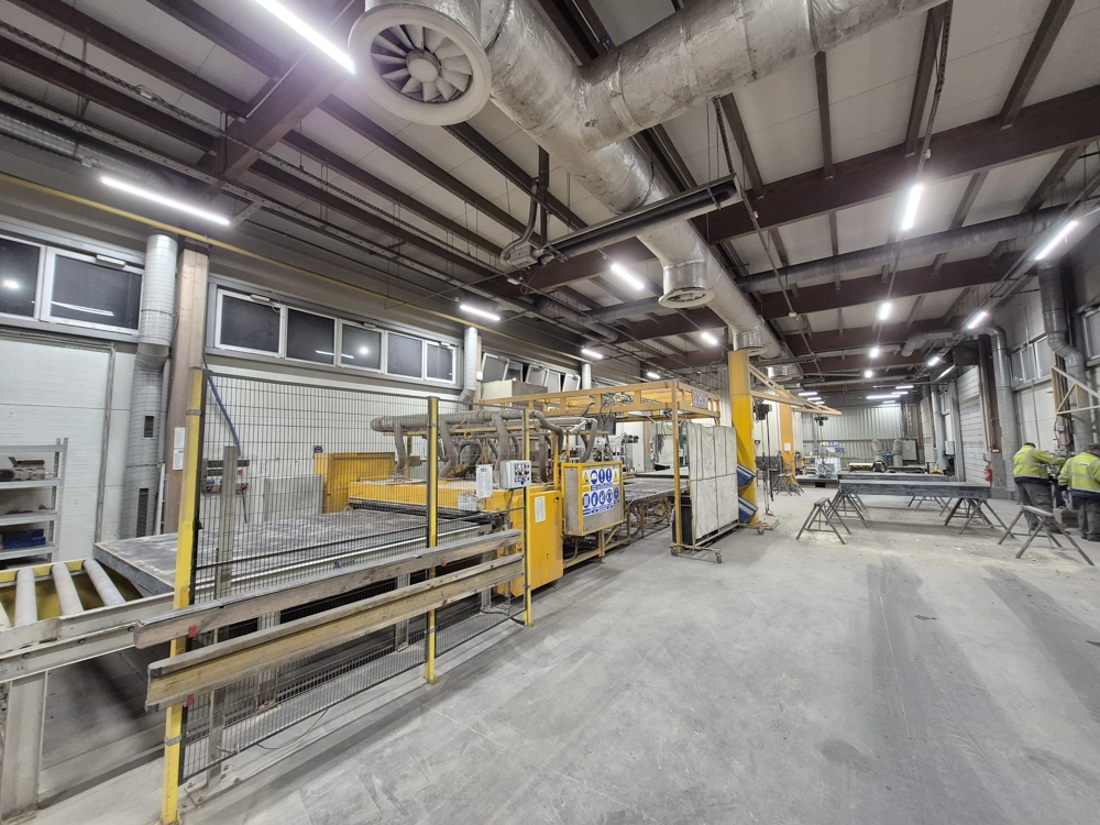 Wnętrze hali produkcyjnej z maszyną automatyczną i systemem wentylacji
