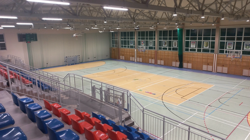 Hala sportowa z trybunami i boiskiem oświetlona sufitowymi lampami LED Oświetlenie obiektów sportowych