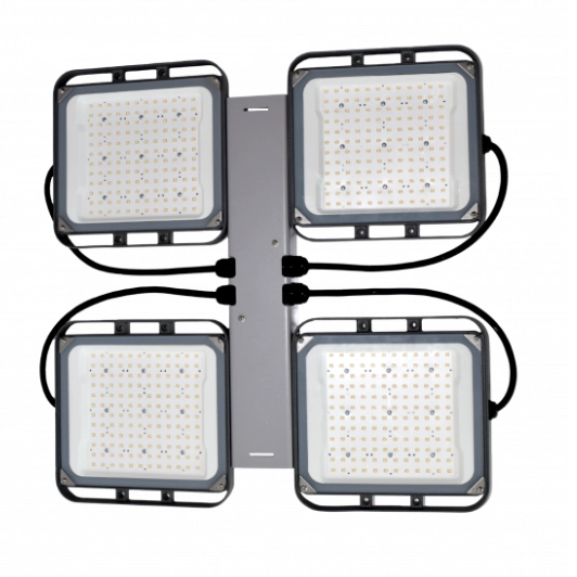 Cztery kwadratowe modułowe naświetlacze LED zamocowane na metalowej ramie, używane w systemach oświetlenia zewnętrznego Naświetlacze led