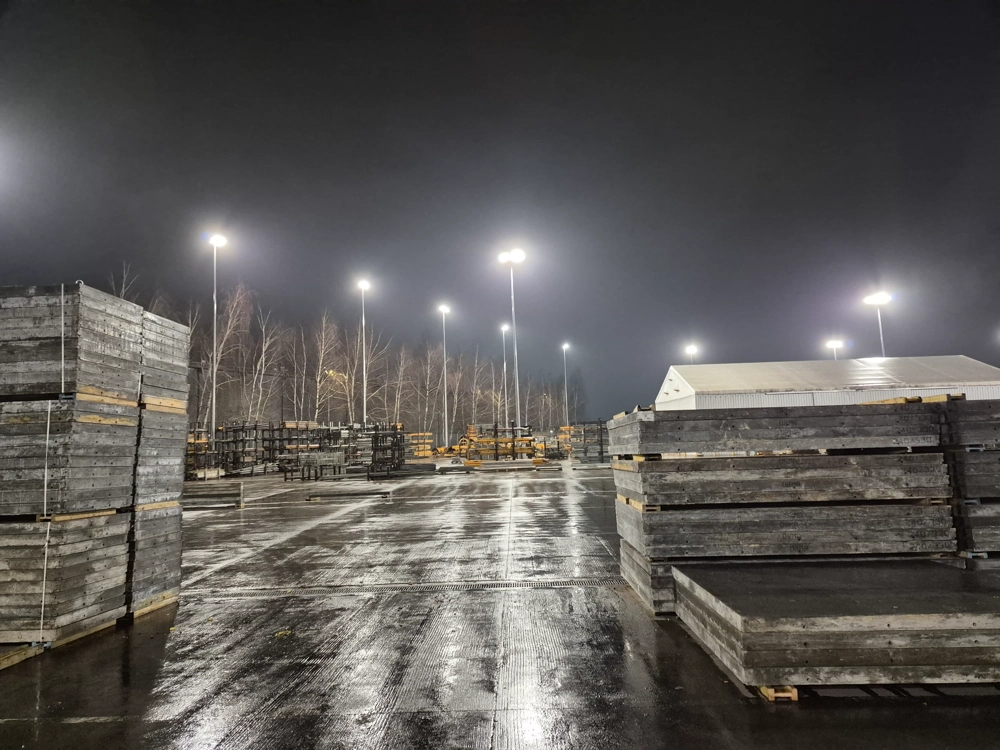 Plac składowy z betonowymi panelami oświetlony naświetlaczami led – Oświetlenie zewnętrzne