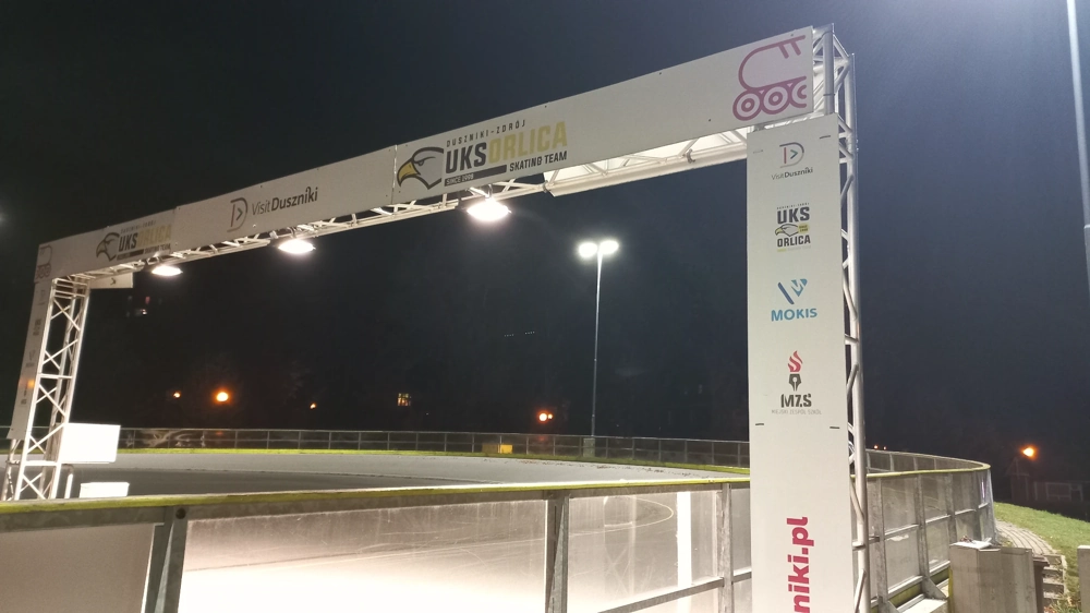 Nocne oświetlenie obiektów sportowych – zewnętrzny tor rolkarski oświetlony naświetlaczami LED