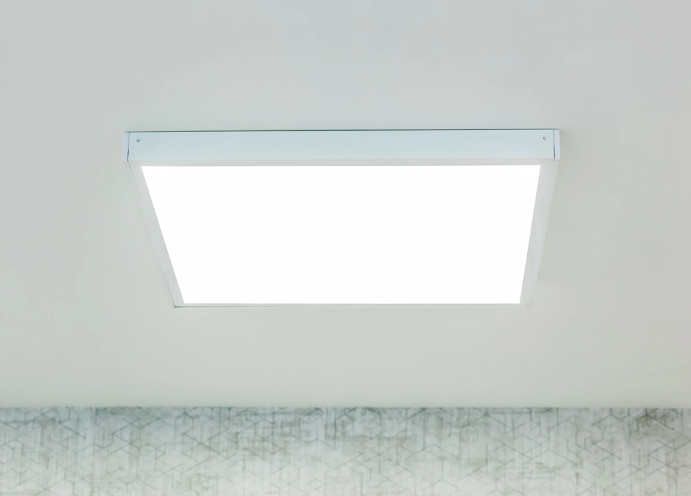 Kwadratowy panel sufitowy Panele LED zamontowany w nowoczesnym biurze