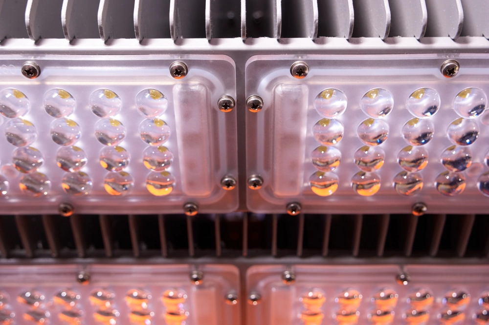 Modułowe soczewki LED z aluminiowym radiatorem w nowoczesnej oprawie LED