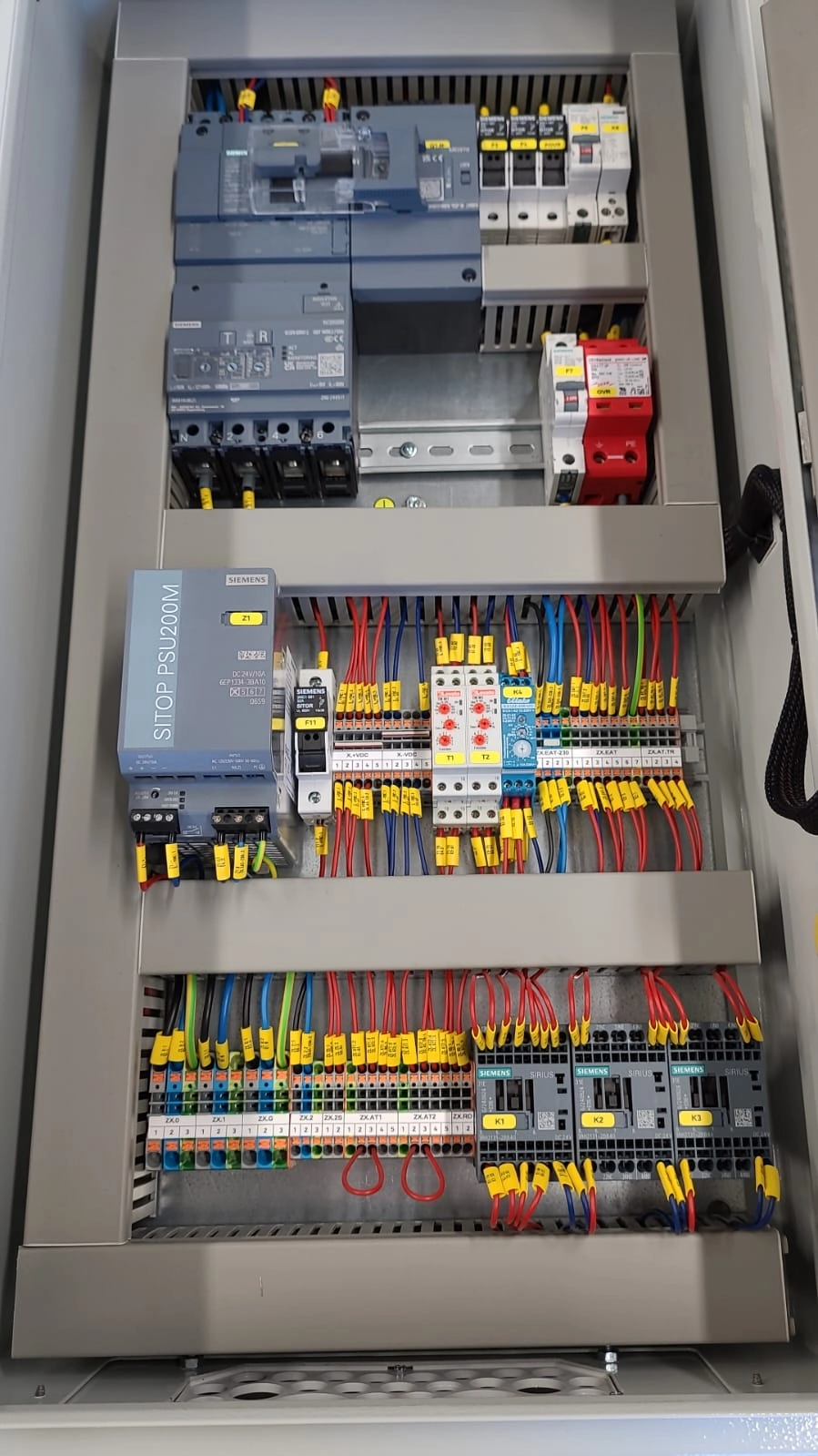 Wnętrze rozdzielnicy elektrycznej z zasilaczem, wyłącznikami i estetycznym okablowaniem Rozdzielnice elektryczne