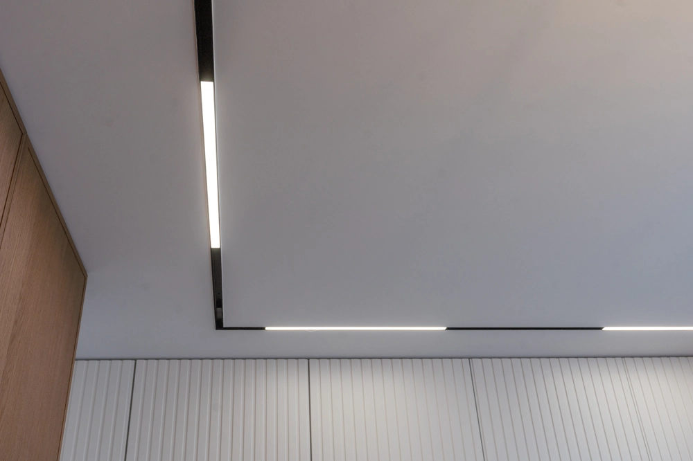 Oprawa LED liniowa zabudowana w suficie podwieszanym